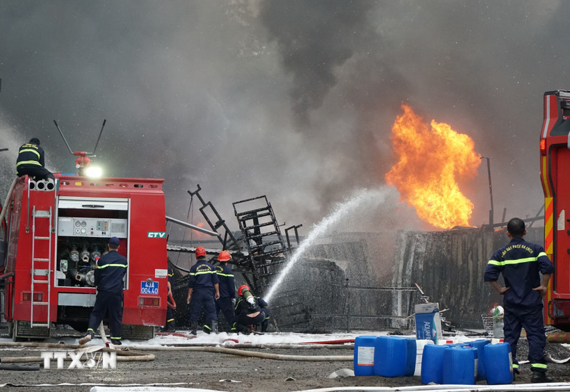 Gió to khiến ngọn lửa bùng phát mạnh, đám cháy phát ra nhiều tiếng nổ lớn. (Ảnh: Quốc Dũng/TTXVN)