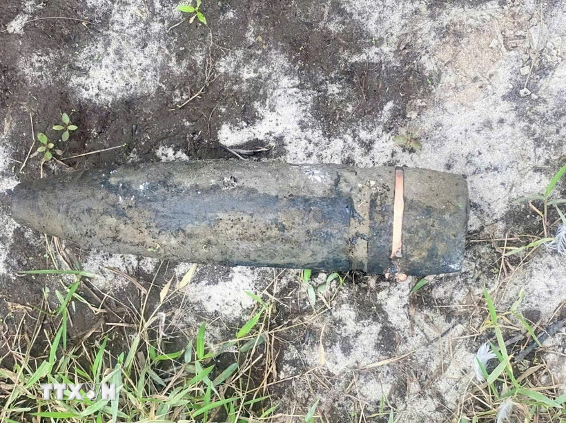 Các quả đạn pháo còn sót lại sau chiến tranh được người dân phát hiện trong quá trình lao động sản xuất. (Ảnh: TTXVN phát)