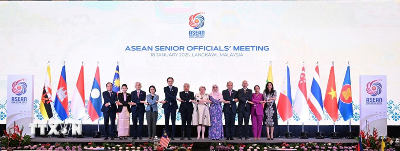 Tổng thư ký Bộ Ngoại giao Malaysia, Amran Mohamed Zin (phải) và Thứ trưởng Ngoại giao Việt Nam Đỗ Hùng Việt tại cuộc gặp song phương trước thềm Hội nghị hẹp Bộ trưởng Ngoại giao ASEAN (AMMR). (Ảnh: Bernama/TTXVN phát)