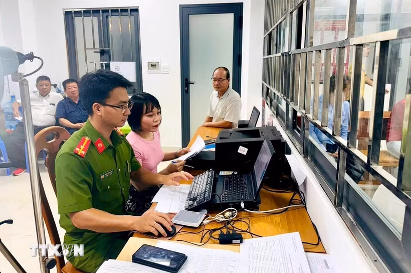 Công an đặc khu Phú Quý (Lâm Đồng) thực hiện thủ tục cho dân. (Ảnh: Nguyễn Thanh/TTXVN)