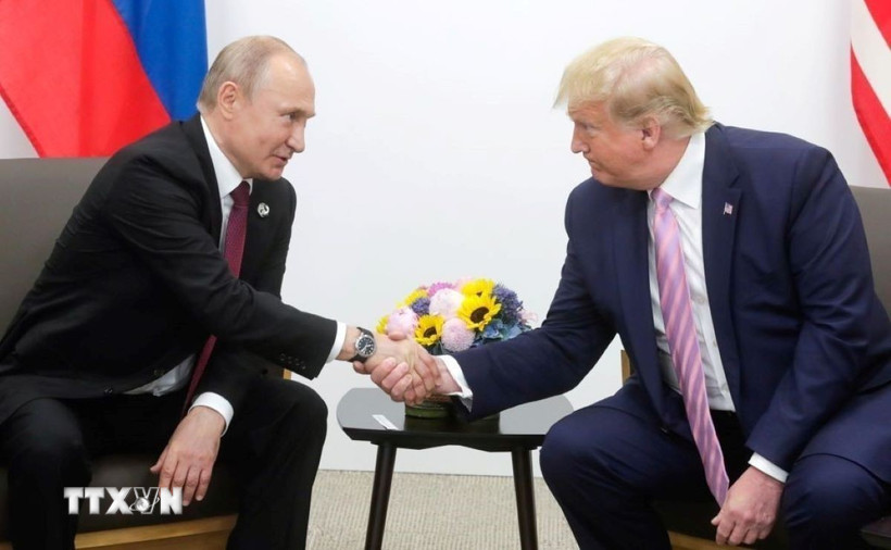 Tổng thống Nga Vladimir Putin (trái) và người đồng cấp Mỹ Donald Trump trong cuộc gặp bên lề Hội nghị thượng đỉnh G20 tại Osaka, Nhật Bản ngày 28/6/2019. (Ảnh: AA/TTXVN)