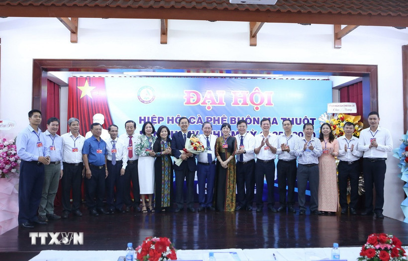 Ban Chấp hành Hiệp hội Cà phê Buôn Ma Thuột nhiệm kỳ 2025-2030 gồm 20 thành viên. (Ảnh: Tuấn Anh/TTXVN)