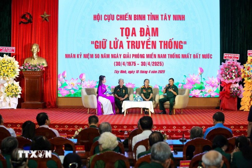 Quang cảnh buổi tọa đàm “Giữ lửa truyền thống”. (Ảnh: Giang Phương/TTXVN)
