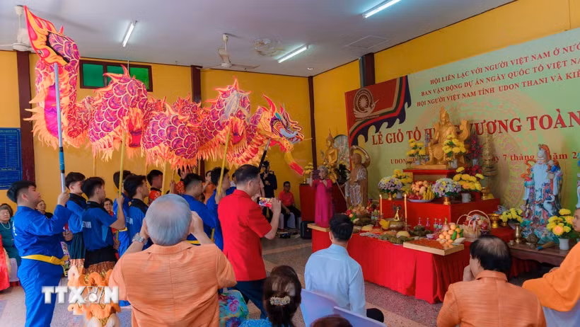 Kiều bào tại Udon Thani dâng hương giỗ Tổ Hùng Vương. (Ảnh: TTXVN phát)