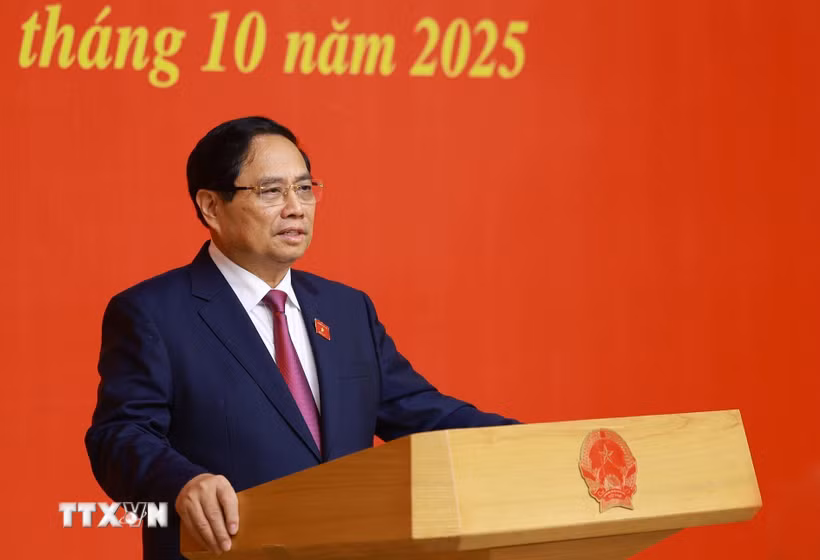 Thủ tướng Phạm Minh Chính giao nhiệm vụ cho Phó Thủ tướng Chính phủ, Bộ trưởng nhiệm kỳ 2021-2026. (Ảnh: Dương Giang/TTXVN)