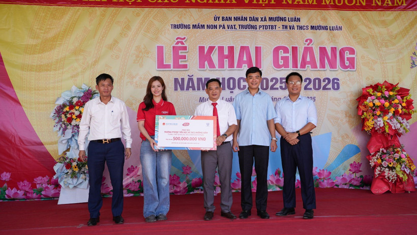 Đại sứ Lifebuoy - ca sĩ Đông Nhi cùng đại diện nhãn hàng đã trao tặng phần quà cho Trường PTDTBT Tiểu học và THCS Mường Luân.