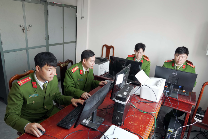 Cán bộ công an phường Thành Sen, tỉnh Hà Tĩnh, thực hiện rà soát dữ liệu dân cư phục vụ công tác bầu cử. (Ảnh: Hữu Quyết/TTXVN)