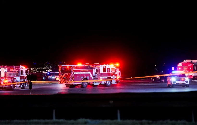 Lực lượng cứu hộ được triển khai tại hiện trường vụ va chạm đêm 29/1/2025. (Ảnh: Reuters/TTXVN)