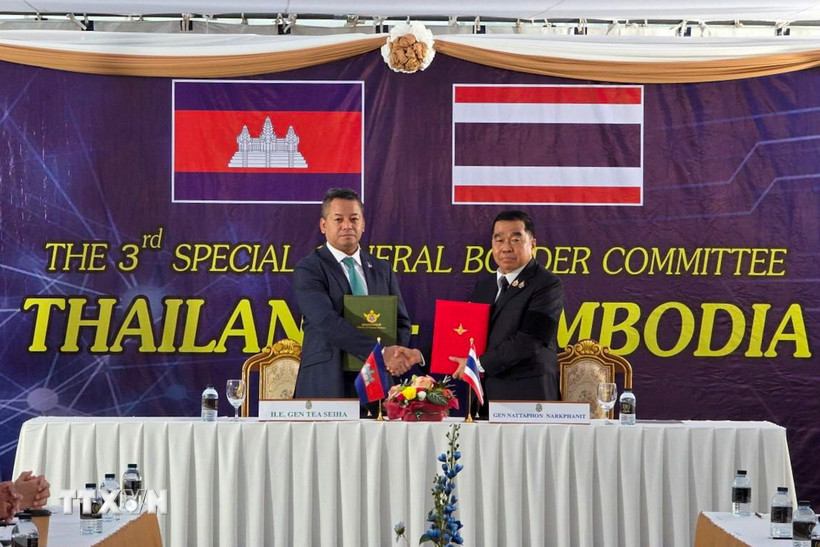 Đại tướng, Bộ trưởng Quốc phòng Thái Lan Natthaphon Narkphanit (phải) và Đại tướng Tea Seiha, Phó Thủ tướng kiêm Bộ trưởng Quốc phòng Campuchia tại lễ ký thoả thuận ngừng bắn, ở tỉnh Chanthaburi (Thái Lan) ngày 27/12/2025. (Ảnh: AA/TTXVN)