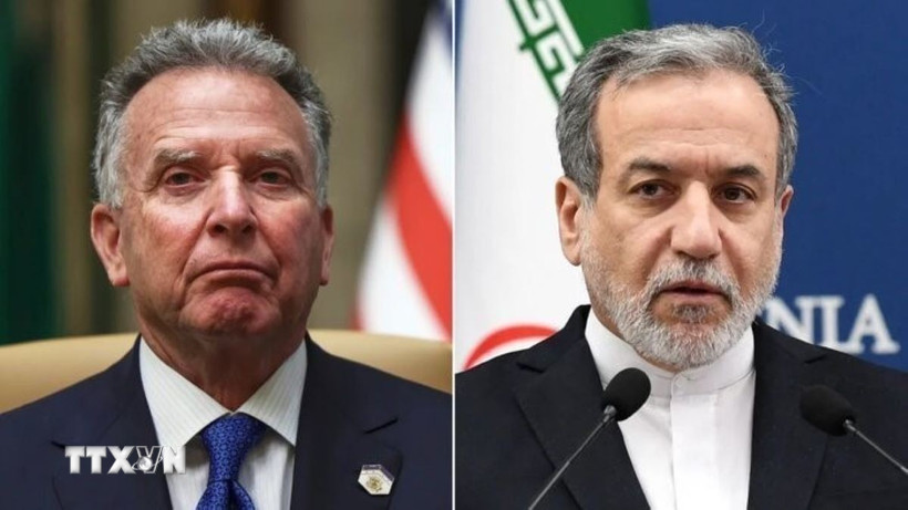 Đặc phái viên của Tổng thống Mỹ, ông Steve Witkoff (trái), và Ngoại trưởng Iran Abbas Araghchi. (Ảnh: IRNA/TTXVN)