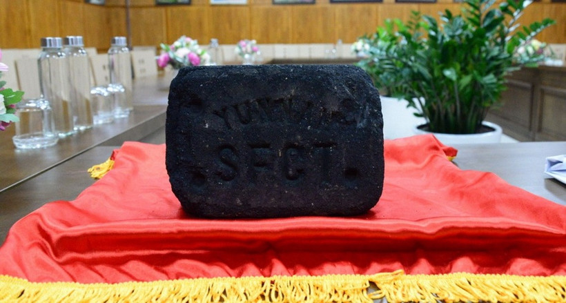 Viên than luyện có khắc 4 chữ viết tắt SFCT. (Ảnh: Báo Quảng Ninh)