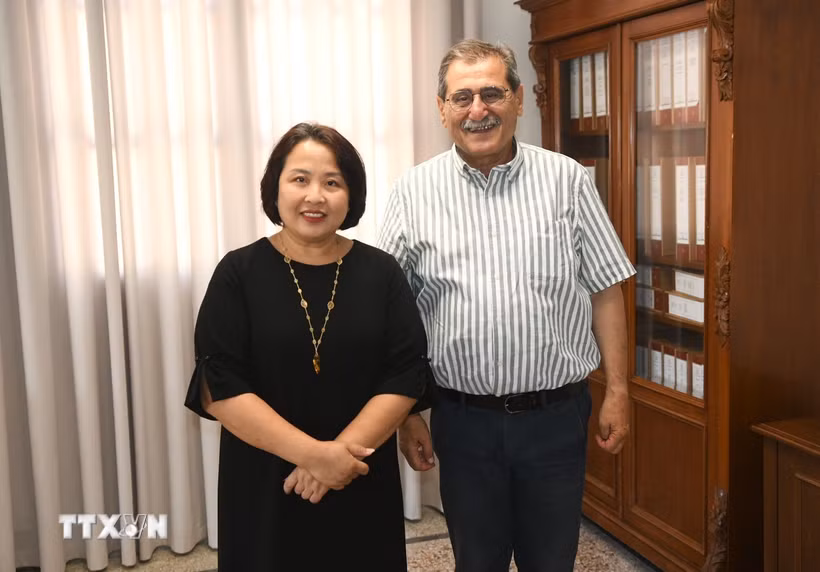 Đại sứ Phạm Thị Thu Hương làm việc với Thị trưởng Patras, Kostas Peletidis. (Ảnh: Đại sứ quán Việt Nam tại Hy Lạp cung cấp)