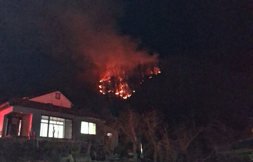 Một đám cháy bùng phát từ hiện trường vụ rơi máy bay chiến đấu F-16C. (Ảnh: Trụ sở cứu hỏa Gyeongbuk)