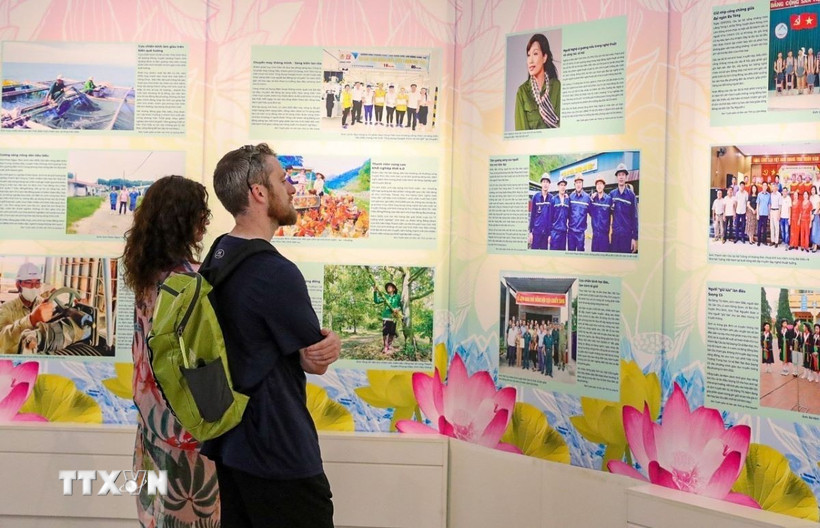 Khách tham quan Triển lãm. (Ảnh: Khánh Hòa/TTXVN)