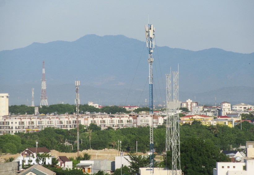Hệ thống hạ tầng viễn thông phục vụ hoạt động di động và Internet tại khu vực phường Đông Hải (Khánh Hòa). (Ảnh: Nguyễn Thành/TTXVN)
