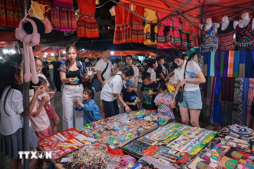 Sapa được nhiều du khách trong và ngoài nước chọn làm điểm đến du lịch, tham quan, tìm hiểu văn hóa địa phương. (Ảnh: Hoàng Hiếu/TTXVN)