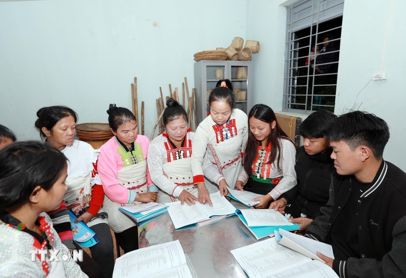 Lớp học tiếng dân tộc Mảng theo hình thức truyền khẩu tại xã biên giới Pa Tần thu hút đông đảo người dân, thanh niên tham gia. (Ảnh: Quý Trung/TTXVN)