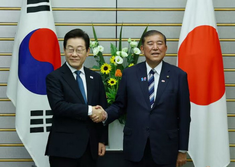 Tổng thống Hàn Quốc Lee Jae Myung bắt tay Thủ tướng Nhật Bản Shigeru Ishiba tại Tokyo, Nhật Bản, ngày 23/8/2025. (Ảnh: Reuters)