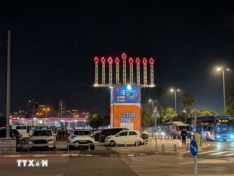 Trên các quảng trường và không gian công cộng, những mô hình Hanukkiah cỡ lớn bằng đèn trang trí trở thành điểm nhấn thị giác, thu hút người dân và du khách. (Ảnh: Thanh Bình/TTXVN)