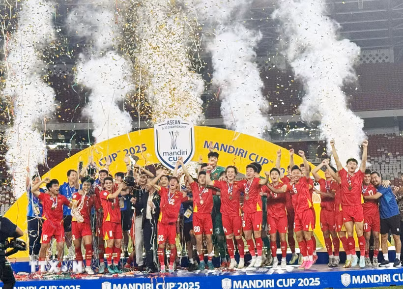 Các cầu thủ U23 Việt Nam hân hoan nâng cao cúp vô địch U23 Đông Nam Á 2025 trên sân Gelora Bung Karno. (Ảnh: Văn Phong/TTXVN)