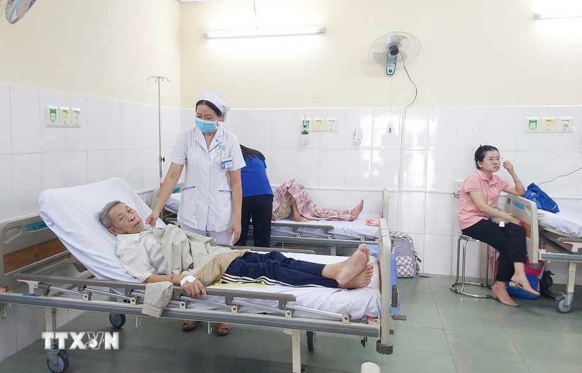 Người dân Cần Giờ thực hiện khám, chữa bệnh tại Bệnh viện Từ Dũ cơ sở 2. (Ảnh: Đinh Hằng/TTXVN)