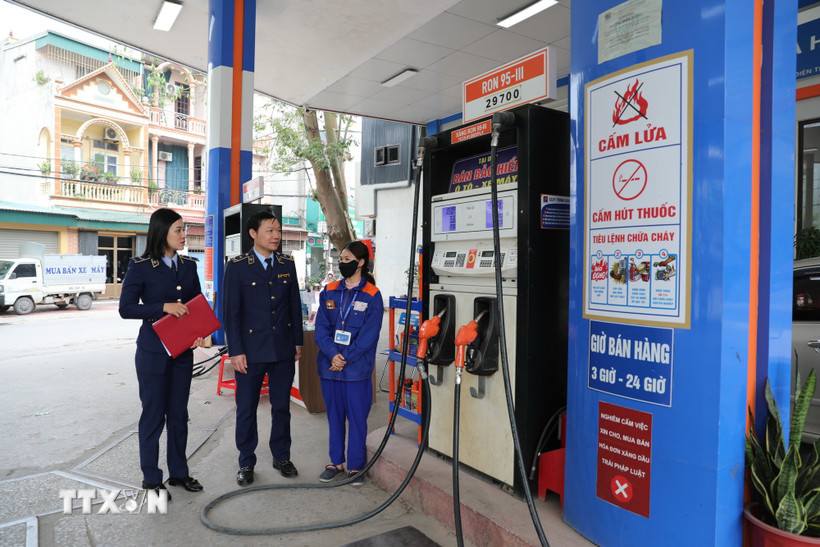 Cán bộ Đội Quản lý thị trường số 1, Chi cục Quản lý thị trường Thanh Hóa tăng cường kiểm tra, giám sát hoạt động bán hàng, kịp thời ngăn chặn tình trạng găm hàng, đầu cơ khi giá xăng biến động. (Ảnh: Khiếu Tư/TTXVN)