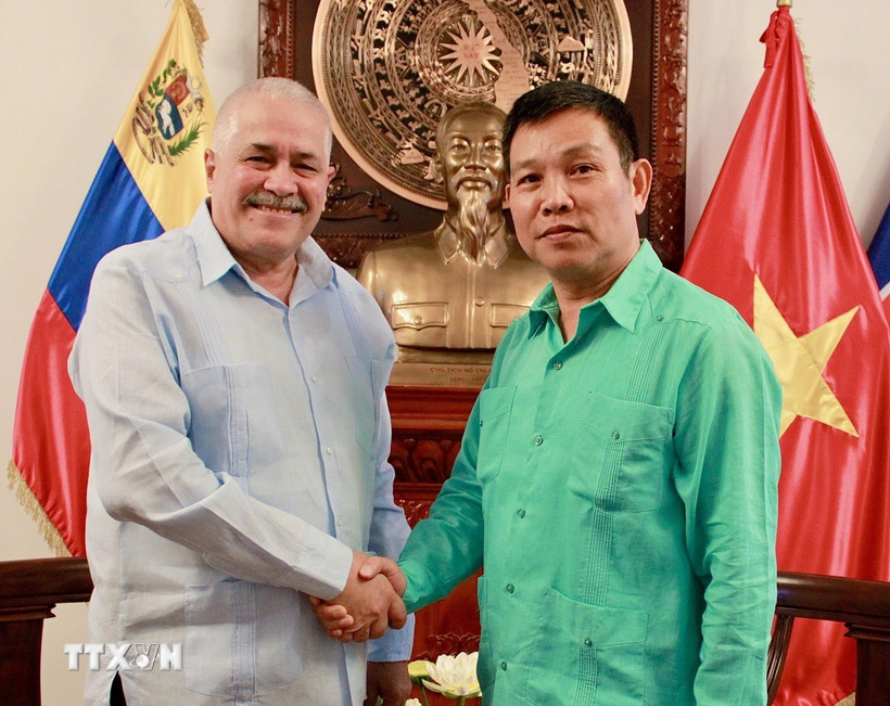 Đại sứ Cuba tại Venezuela Dagoberto Rodríguez và Đại sứ Vũ Trung Mỹ chụp ảnh chung. (Ảnh: Đại sứ quán Việt Nam tại Cuba)