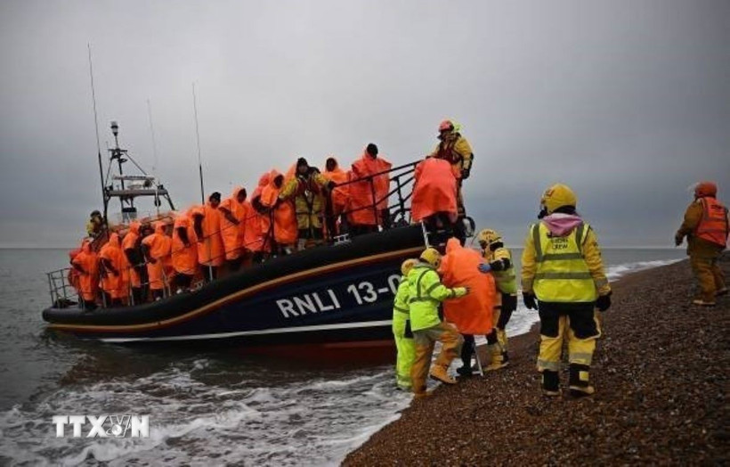 Người di cư được đưa tới bờ biển ở Dungeness, Đông Nam Anh, sau khi được giải cứu trên biển. (Ảnh: Getty Images/ TTXVN)