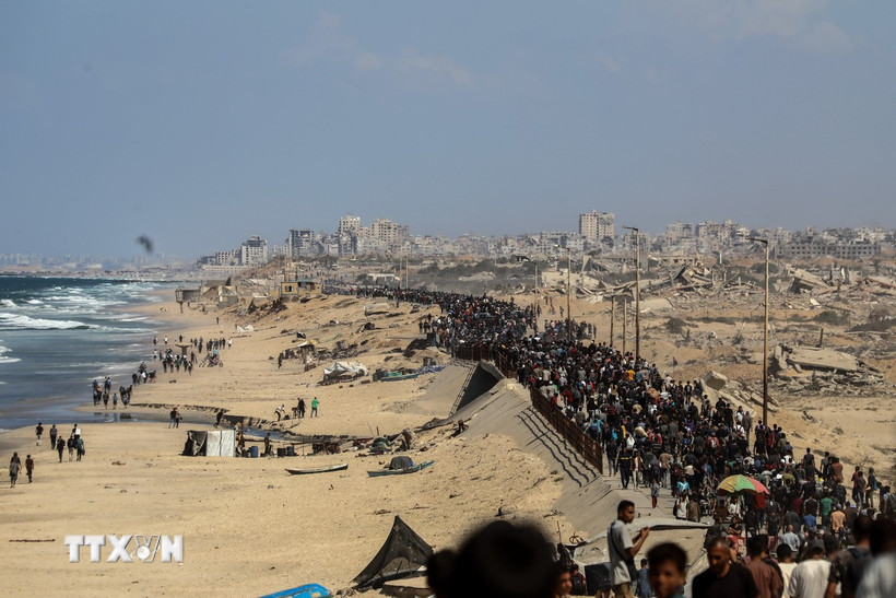 Người dân Palestine trở về nhà tại Dải Gaza, ngày 10/10/2025. Ảnh: THX/TTXVN