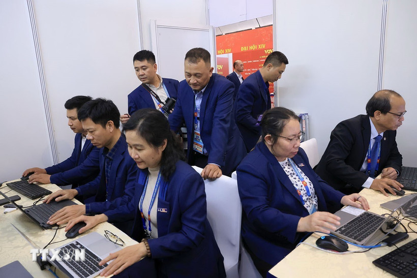 Phóng viên, biên tập viên Ban biên tập Ảnh, Thông tấn xã Việt Nam tác nghiệp tại khu vực Trung tâm báo chí của Đại hội. (Ảnh: TTXVN)