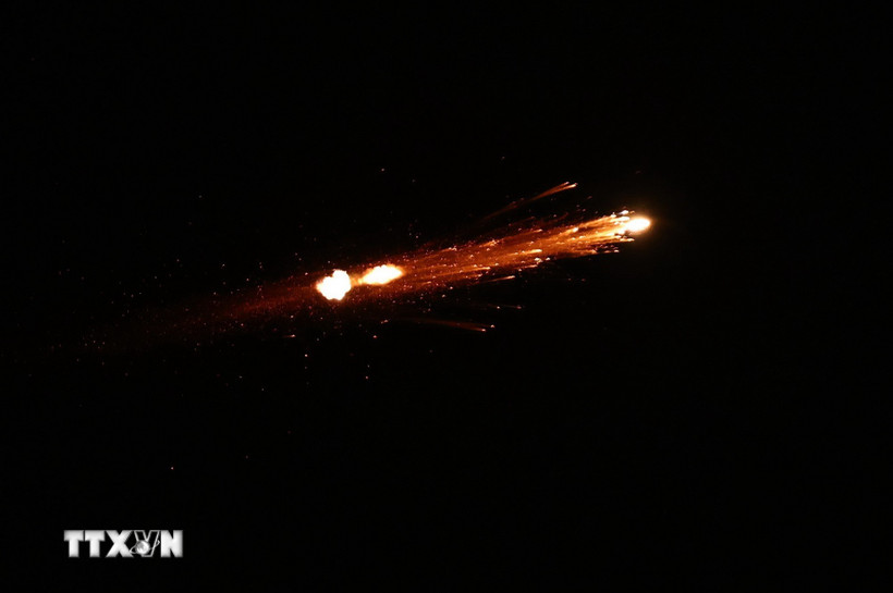 Tên lửa bị hệ thống phòng không Israel đánh chặn trên bầu trời Tel Aviv. (Ảnh: THX/TTXVN)