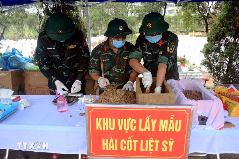 Nghĩa trang Liệt sỹ Hàm Rồng hiện có 1.943 phần mộ liệt sỹ, trong đó có 1.033 phần mộ chưa xác định được thông tin, cần lấy mẫu sinh phẩm để giám định ADN. (Ảnh: TTXVN phát)