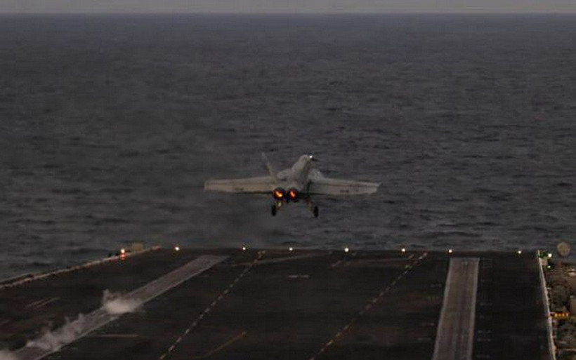 Một chiếc F/A-18E Super Hornet thuộc Phi đội Chiến đấu Cơ (VFA) 14 cất cánh từ sàn đáp của tàu sân bay lớp Nimitz USS Abraham Lincoln trên Biển Arab. (Ảnh: Hải quân Mỹ)