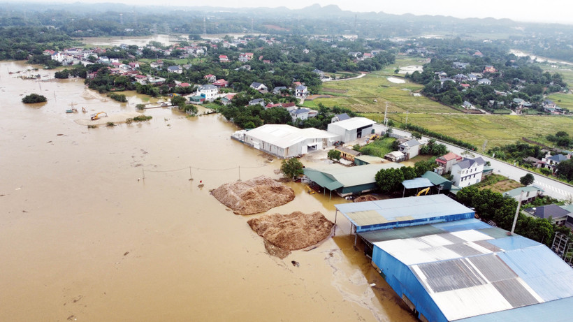 Nhiều nhà xưởng, máy móc và các bến bãi tập kết vật liệu xây dựng của các đơn vị, doanh nghiệp thuộc các xã Vân Phú, Bình Phú, Dân Chủ ven đê sông Lô, tỉnh Phú Thọ đã bị ngập sâu trong nước. (Ảnh: Tạ Toàn/TTXVN)