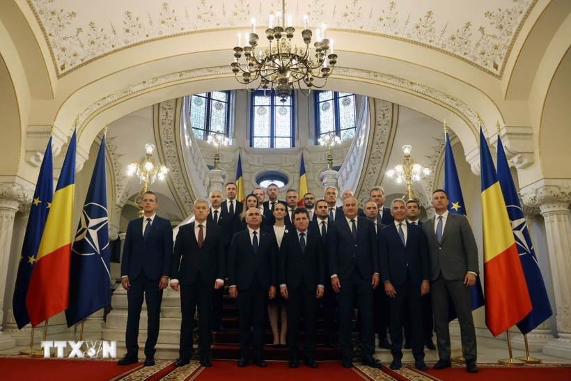 Tổng thống Romania Nicusor Dan (giữa) cùng các thành viên nội các mới chụp ảnh chung tại Bucharest tối 23/6/2025. (Ảnh: THX/TTXVN)