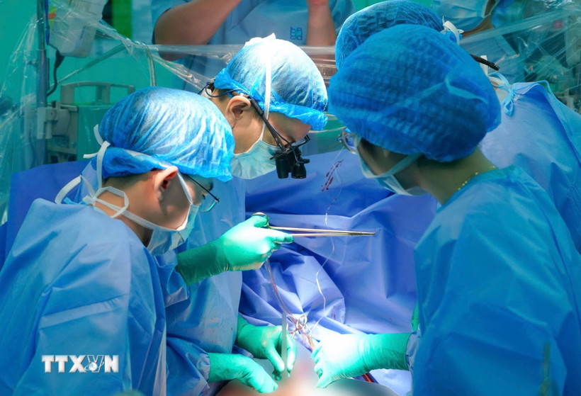 Êkíp ghép tạng Bệnh viện Đại học Y dược Thành phố Hồ Chí Minh tiến hành ghép tim cho bệnh nhi. (Ảnh: TTXVN phát)