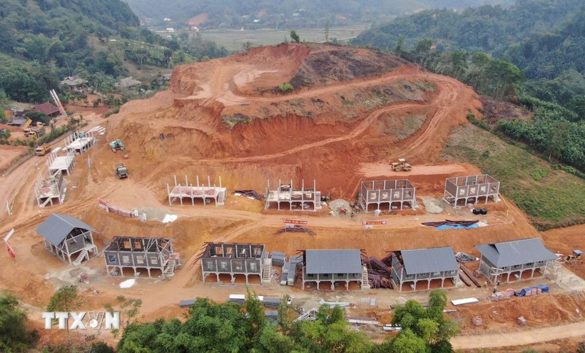 Bộ Tư lệnh Quân khu 2 hỗ trợ tỉnh Yên Bái đầu tư xây dựng Dự án bố trí tái định cư cho 35 hộ dân tại thôn Át Thượng, xã Minh Xuân, huyện Lục Yên (Yên Bái) với diện tích 2,3ha. (Ảnh: TTXVN phát)