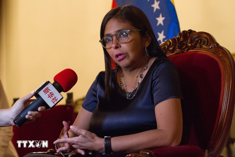Bà Delcy Rodriguez trong một cuộc trả lời phỏng vấn báo chí ở Caracas. (Ảnh: THX/TTXVN)