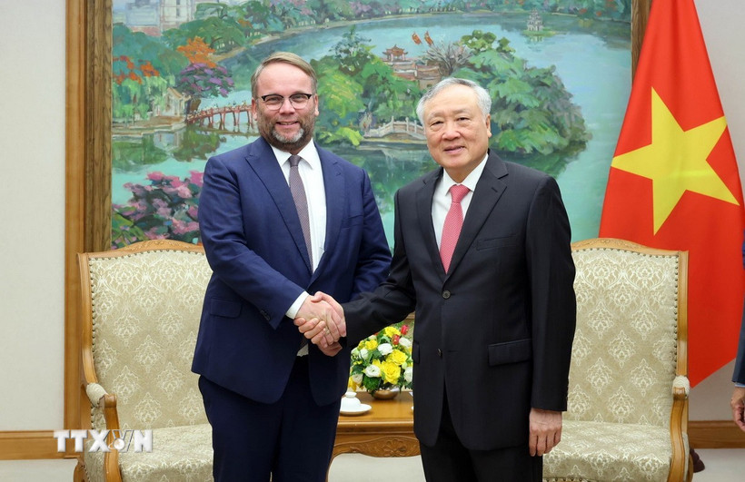 Phó Thủ tướng Thường trực Nguyễn Hòa Bình tiếp Bộ trưởng Khoa học, Nghiên cứu và Nghệ thuật, Văn hóa bang Hessen (Cộng hòa Liên bang Đức) Timon Gremmels. (Ảnh: Phạm Kiên/TTXVN)