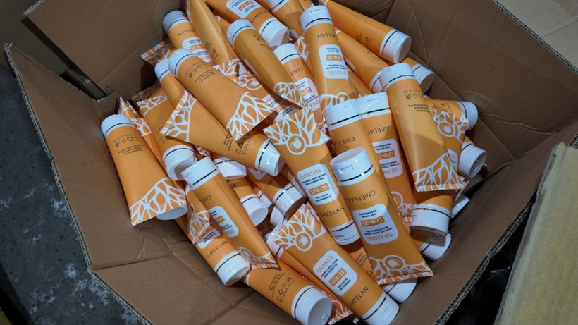 Phá đường dây sản xuất, buôn bán mỹ phẩm giả quy mô lớn tại TP. Hồ Chí Minh Mỹ phẩm giả bị thu giữ. (Ảnh: Báo Công an nhân dân)