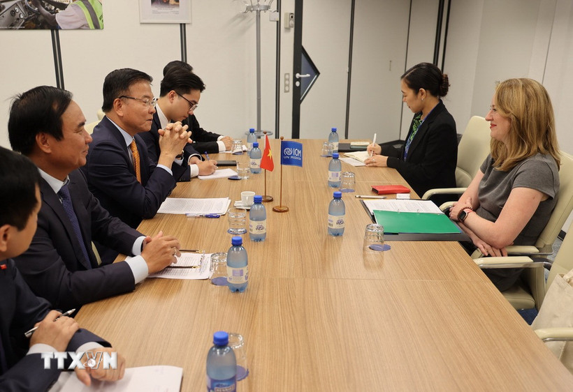 Phó Thủ tướng Lê Thành Long làm việc với Tổng Giám đốc Tổ chức Di cư Quốc tế (IOM) Amy Pope. (Ảnh: Anh Hiển/TTXVN)