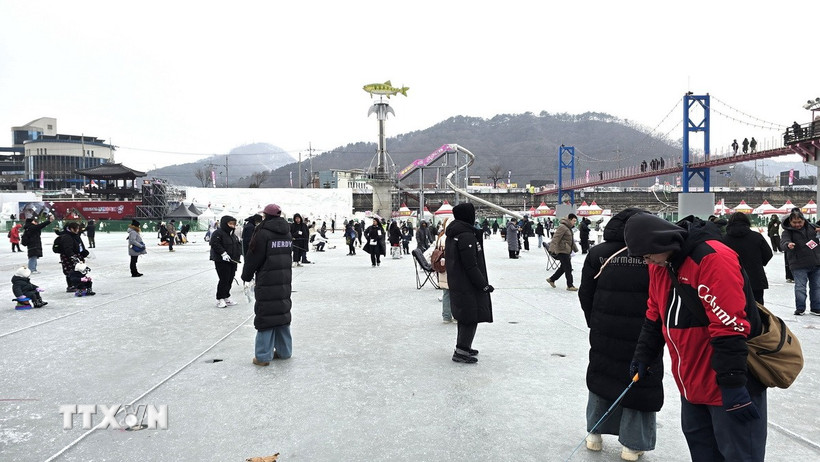 Quang cảnh khu vực câu cá trên băng tại lễ hội. (Ảnh: Đức Thắng/TTXVN)