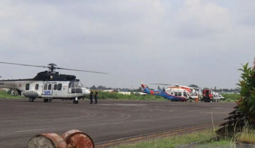 Trực thăng tham gia chữa cháy. (Ảnh: ANTARA)