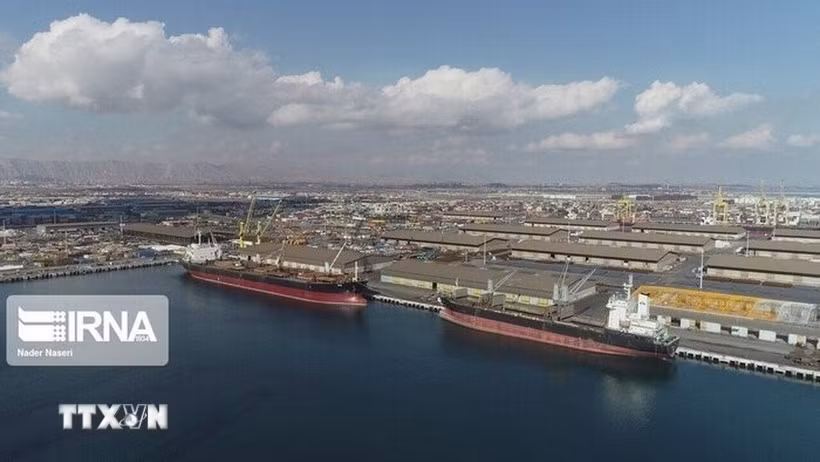 Tàu thuyền neo tại cảng trên đảo Qeshm của Iran trên eo biển Hormuz. (Ảnh: IRNA/TTXVN)