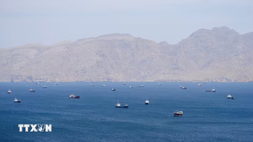 Tàu thuyền di chuyển trên eo biển Hormuz, ngoài khơi tỉnh Musandam, Oman, ngày 27/4/2026. (Ảnh: Reuters/TTXVN)