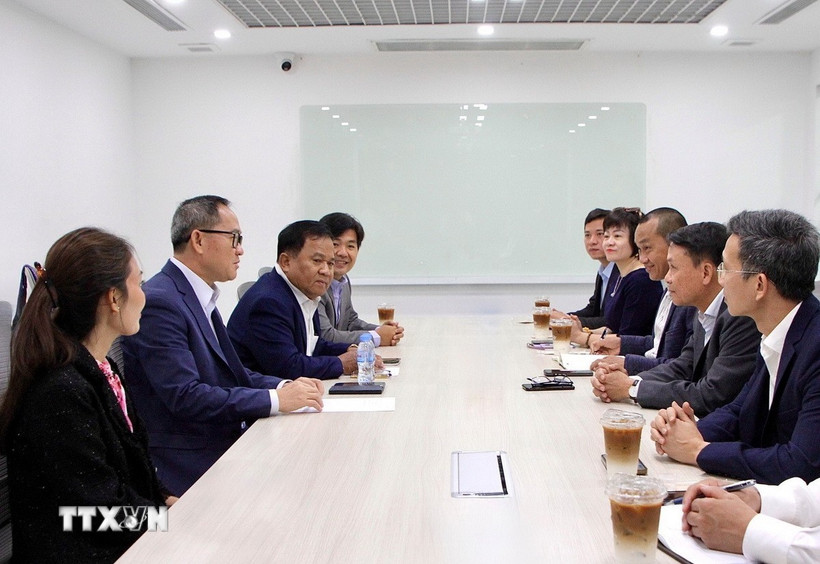 Đoàn đại biểu Hội Nhà báo Việt Nam gặp, làm việc với Ban lãnh đạo Câu lạc bộ các nhà báo Campuchia (CCJ). (Ảnh: Quang Anh/TTXVN)