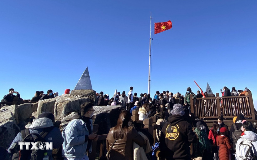 Đông đảo du khách chinh phục đỉnh Fansipan những ngày Tết. (Ảnh minh họa. Quốc Khánh/TTXVN)