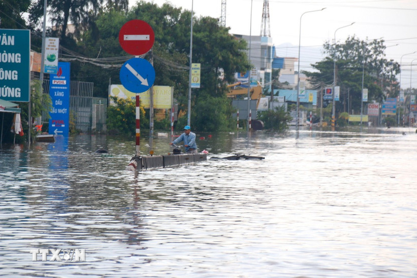 Quốc lộ 1A đoạn qua địa bàn phường Hàm Thắng (Lâm Đồng) bị ngập sâu trong nước. (Ảnh: Nguyễn Thanh/TTXVN)