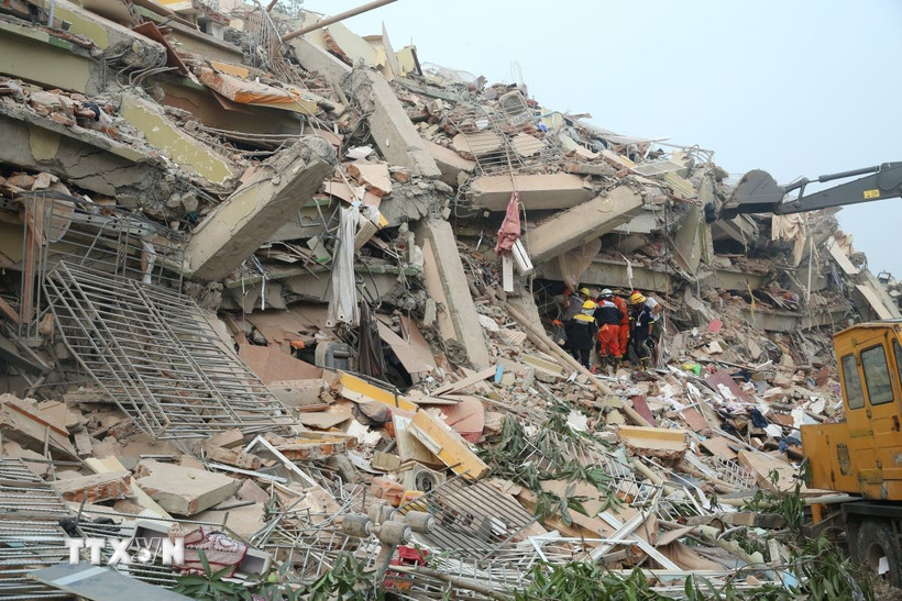 Lực lượng cứu hộ tại hiện trường động đất ở Mandalay, Myanmar ngày 30/3/2025. (Ảnh: THX/TTXVN)