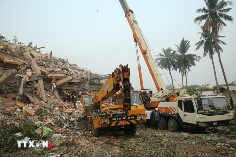 Công tác cứu hộ được tiến hành tại hiện trường động đất ở Mandalay, Myanmar ngày 30/3/2025. (Ảnh: THX/TTXVN)